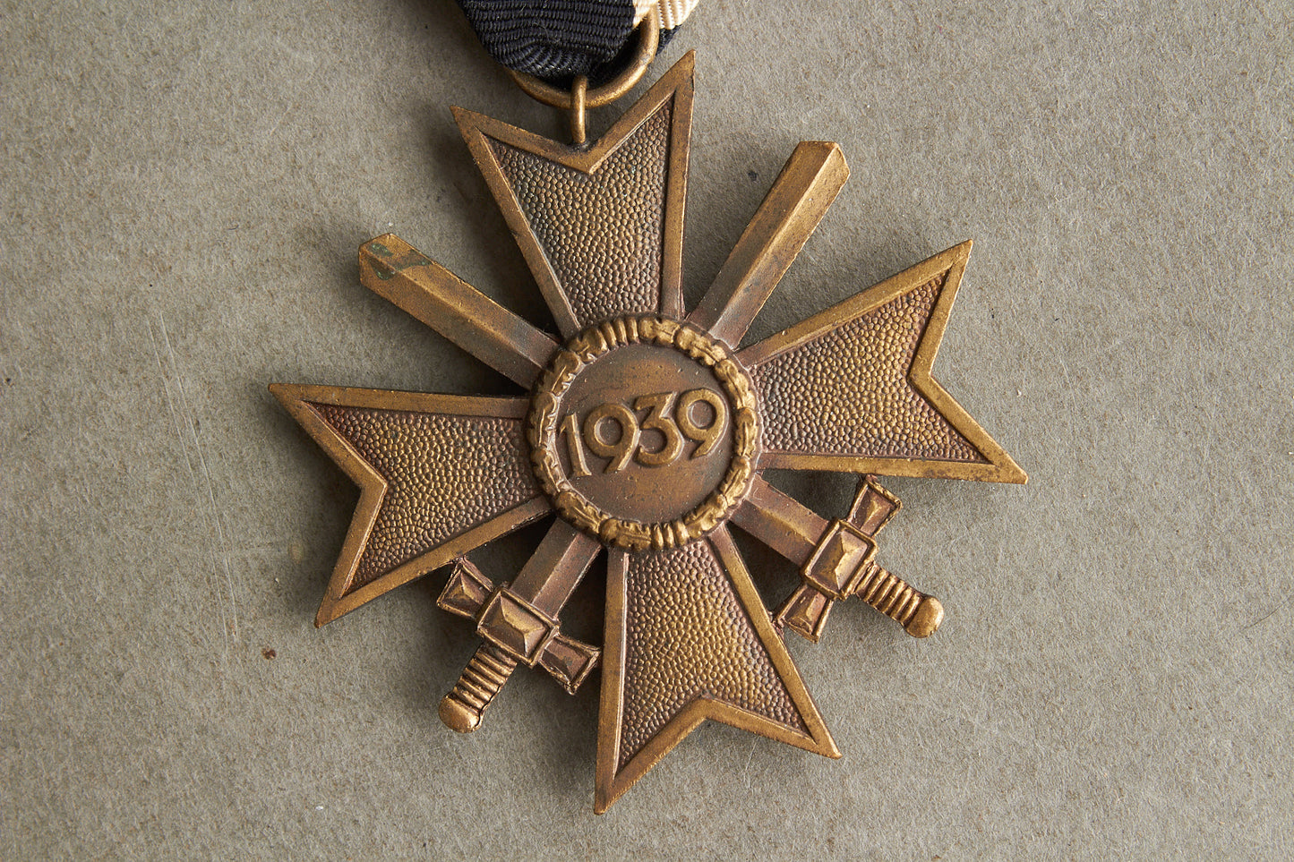 WW2 Tysk Kriegsverdienst Kreuz 2. Klasse m. Sværd. Original.