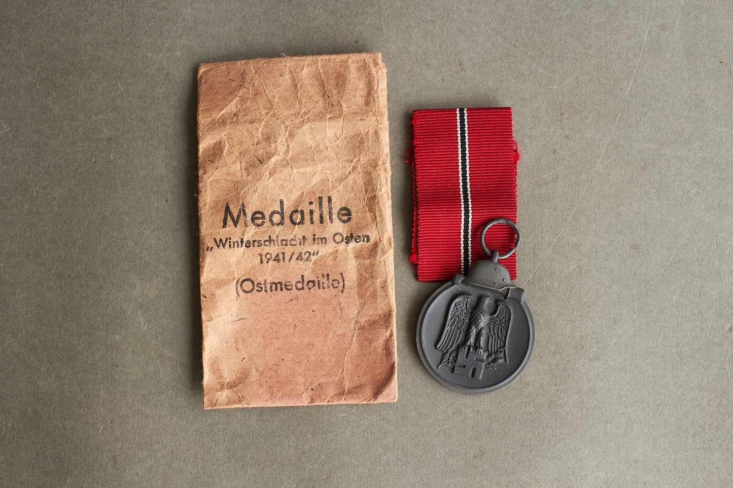 WW2 Tysk Sæt Østfront Medalje i pose. Pose og Medalje fra samme fremstiller. Stemplet "93" for "Richard Simm & Sohne". Original.