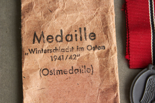WW2 Tysk Sæt Østfront Medalje i pose. Pose og Medalje fra samme fremstiller. Stemplet "93" for "Richard Simm & Sohne". Original.
