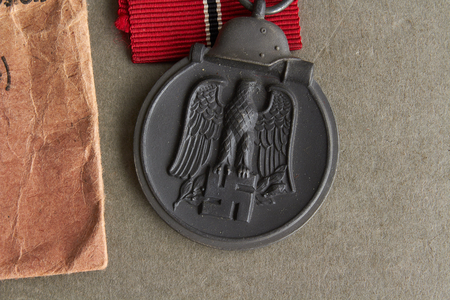 WW2 Tysk Sæt Østfront Medalje i pose. Pose og Medalje fra samme fremstiller. Stemplet "93" for "Richard Simm & Sohne". Original.