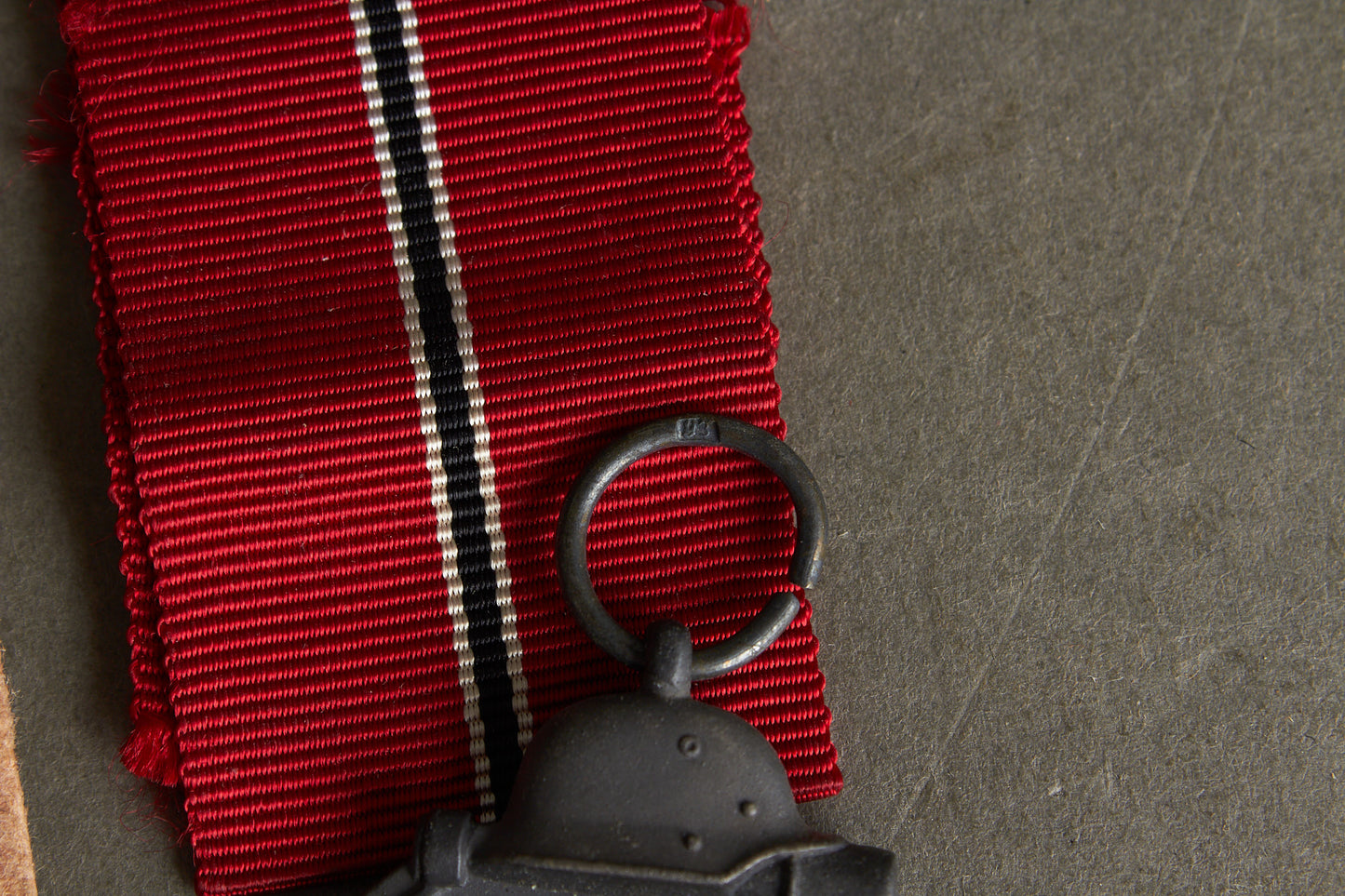 WW2 Tysk Sæt Østfront Medalje i pose. Pose og Medalje fra samme fremstiller. Stemplet "93" for "Richard Simm & Sohne". Original.