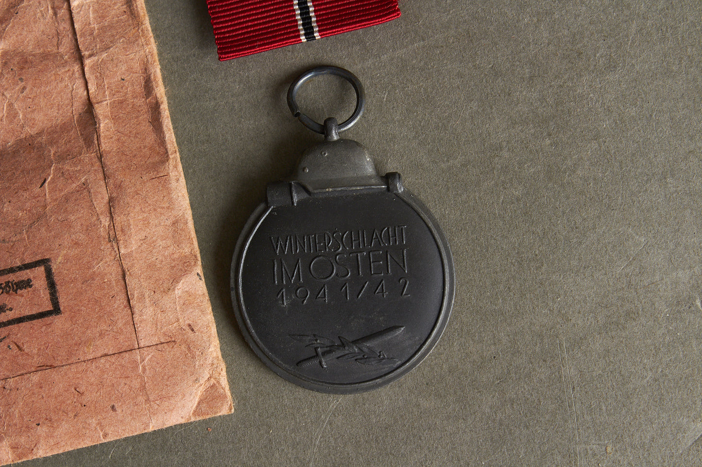 WW2 Tysk Sæt Østfront Medalje i pose. Pose og Medalje fra samme fremstiller. Stemplet "93" for "Richard Simm & Sohne". Original.