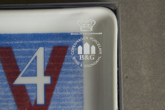 Dansk "Befrielsen 4. Maj" Askebæger fra Bing & Grøndahl. I emballage. Original.