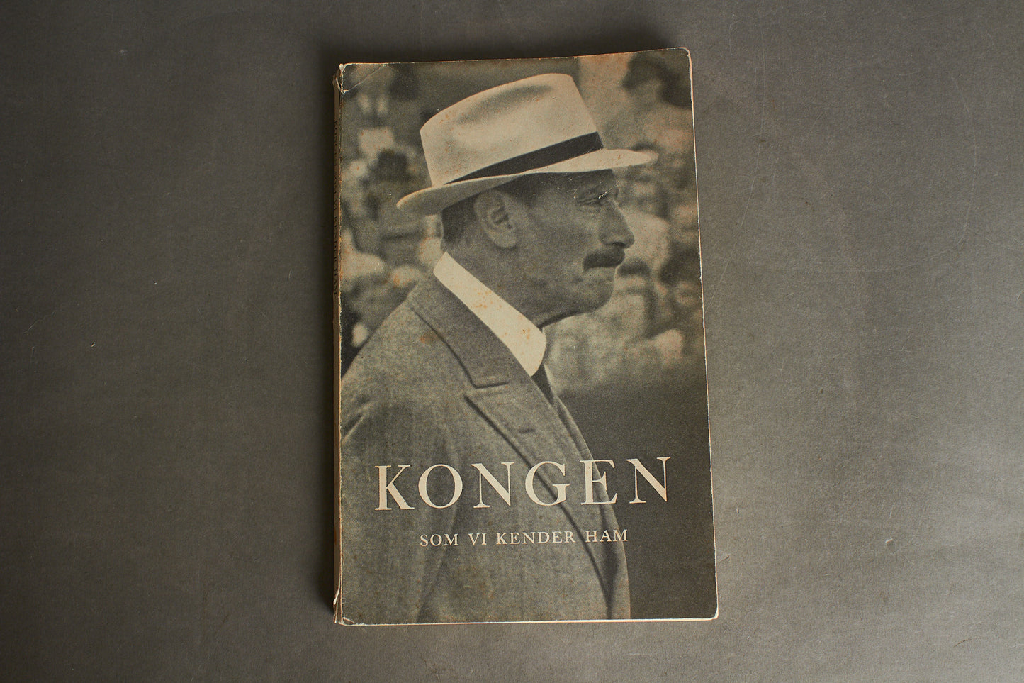 Dansk Kong Christian d. 10 "Kongen som vi kender ham" Bog. Original.