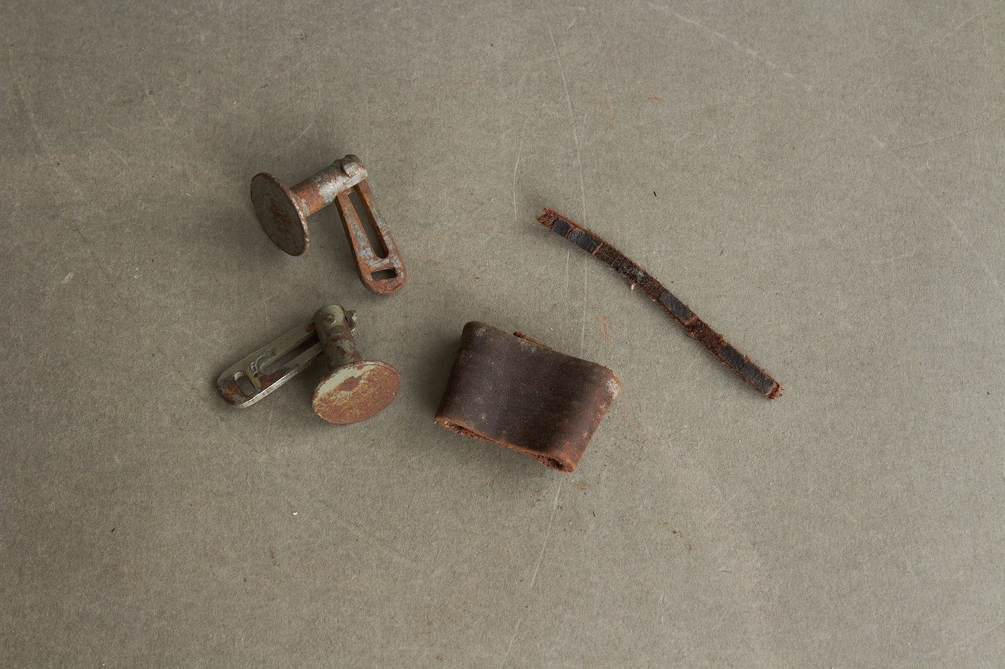 WW2 Tysk Reservedele til rygsæk / skulderremme. Original.