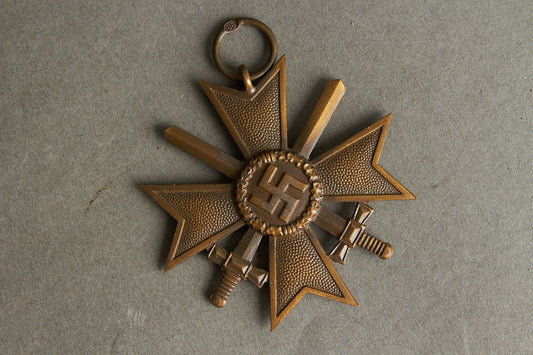 WW2 Tysk KVK m. Sværd. Stemplet fremstiller "85" i ringen. Original.