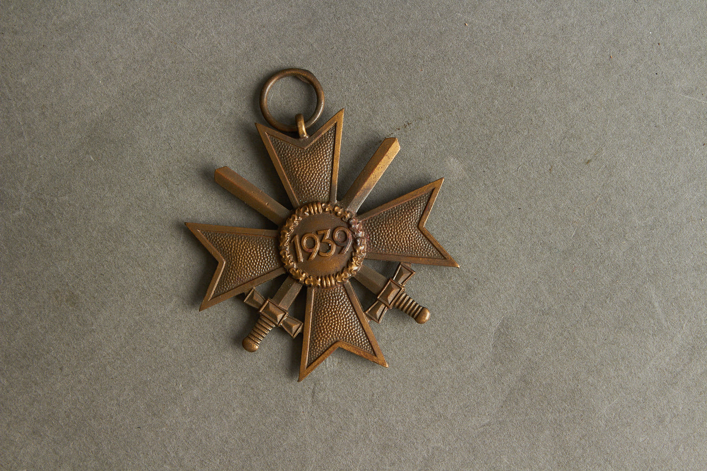 WW2 Tysk KVK m. Sværd. Stemplet fremstiller "85" i ringen. Original.