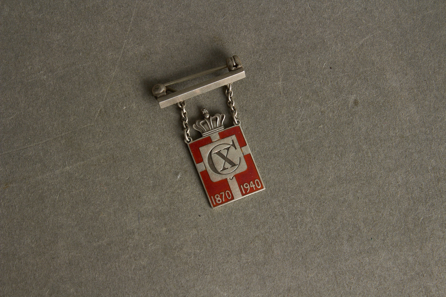 WW2 Dansk Georg Jensen Kongemærke i ægte sølv. Original.