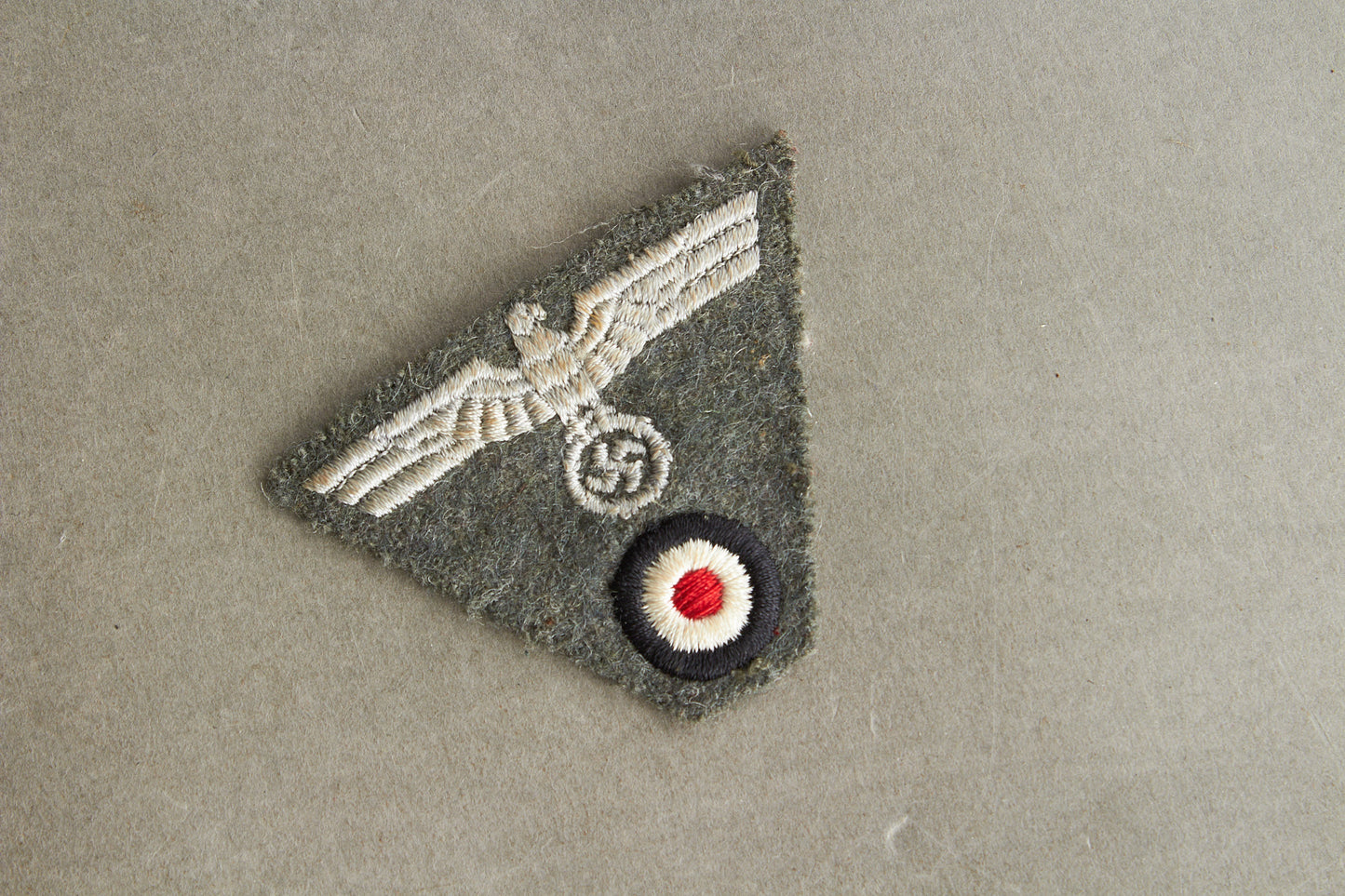 WW2 Tysk Fransk-Lavet M43 Kasket Mærke. Original.