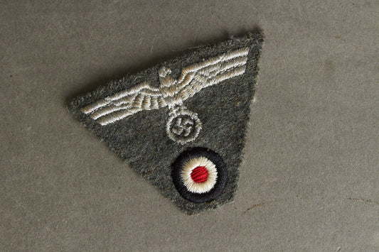 WW2 Tysk Fransk-Lavet M43 Kasket Mærke. Original.