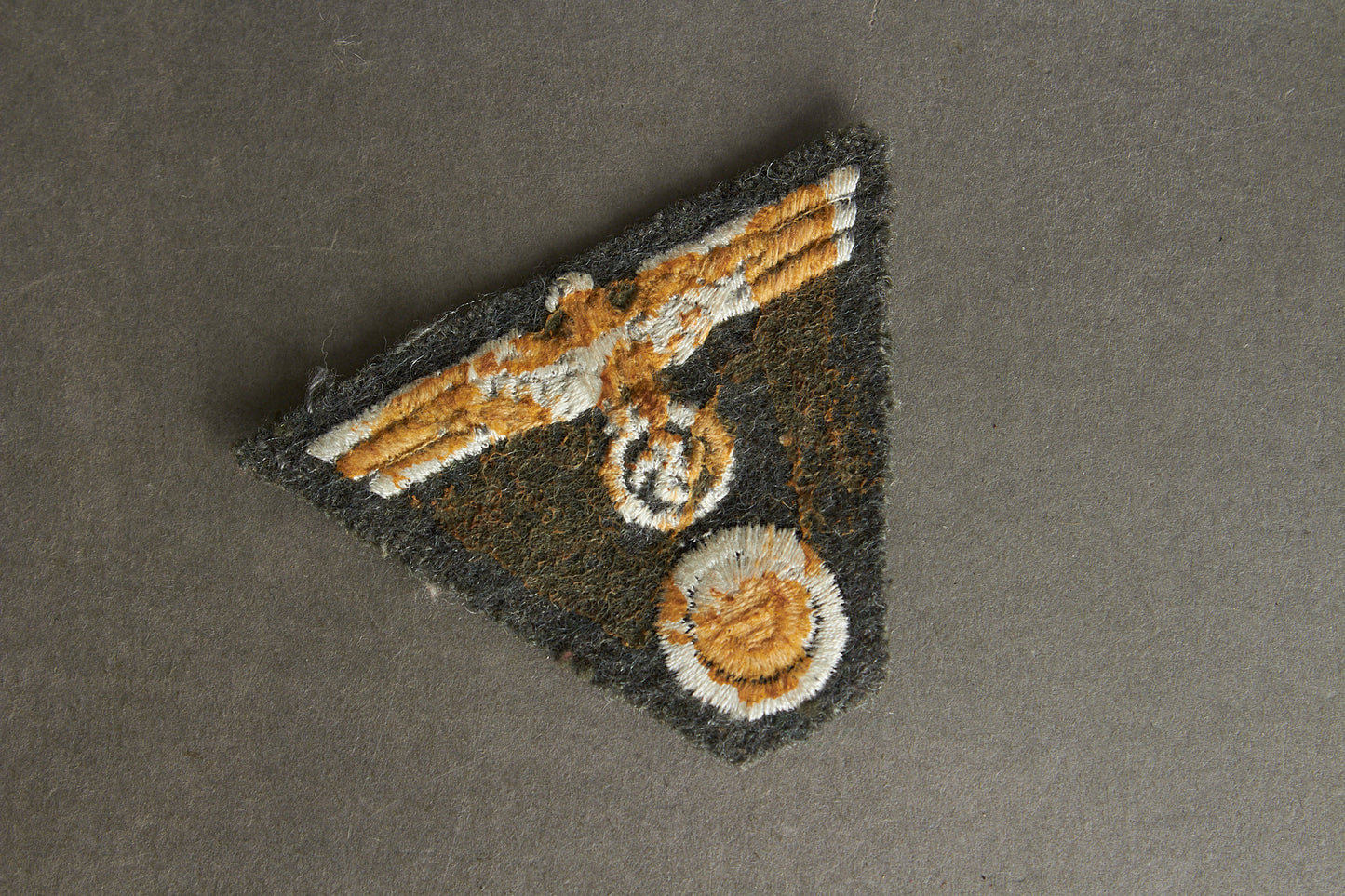 WW2 Tysk Fransk-Lavet M43 Kasket Mærke. Original.