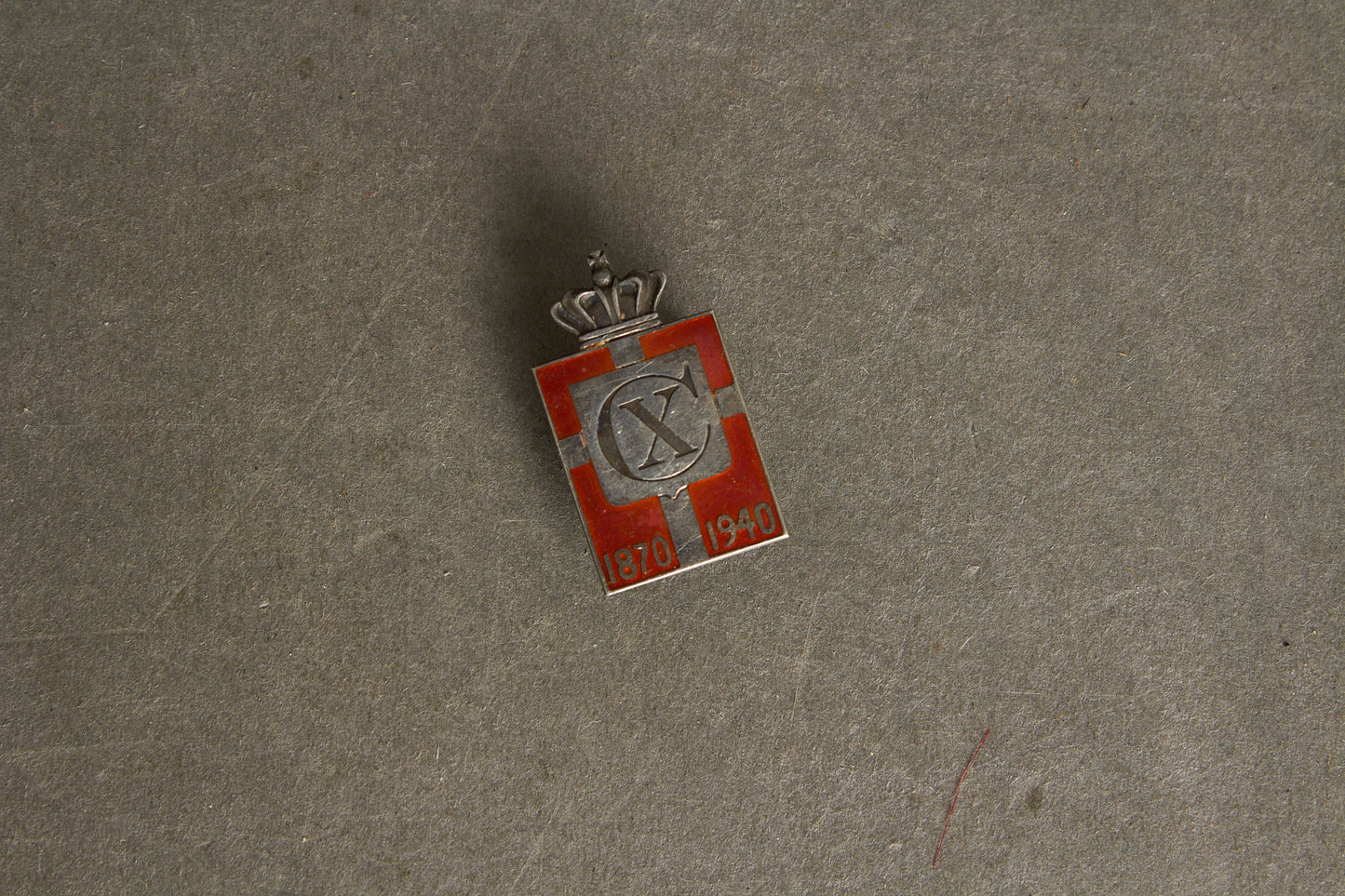 WW2 Dansk Georg Jensen Kongemærke i ægte sølv. Original.