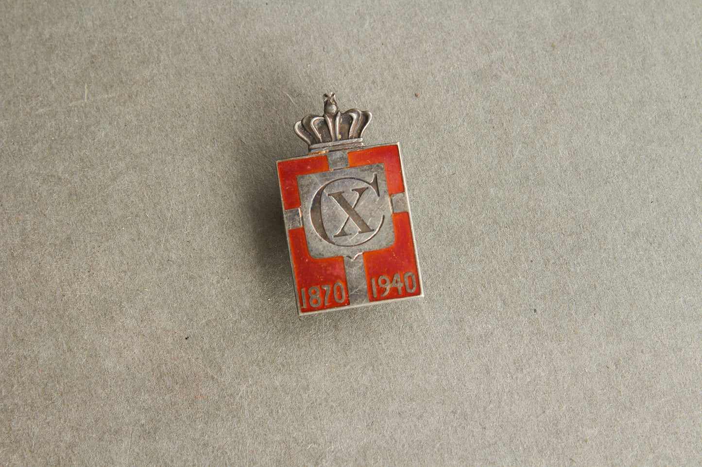 WW2 Dansk Georg Jensen Kongemærke i ægte sølv. Original.