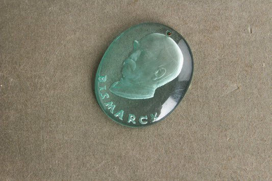 WW2 Tysk WHW "Bismarck" Glas Mærke. Original.