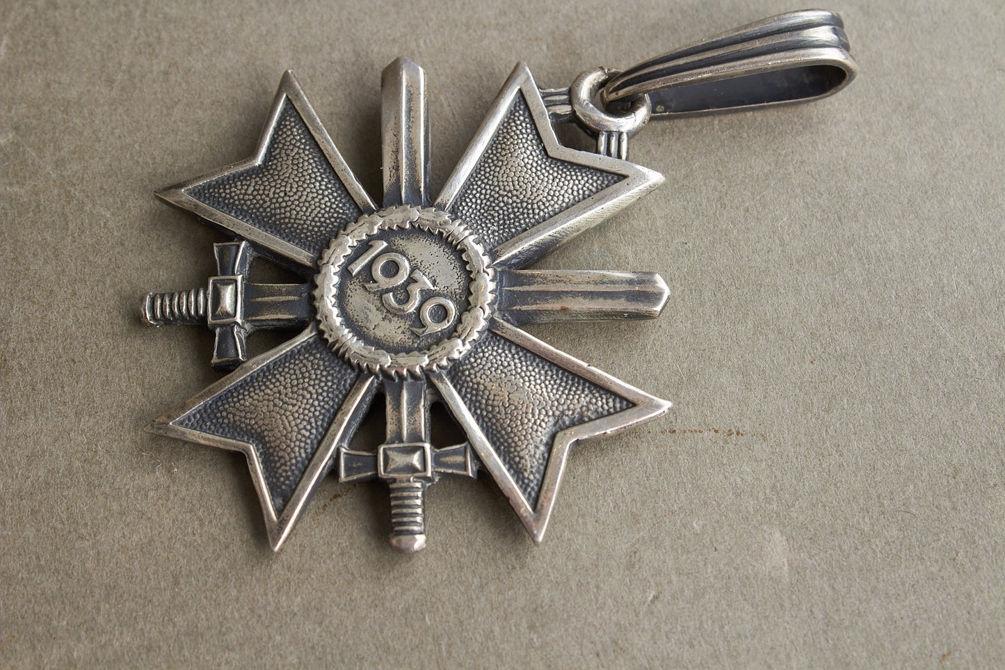 WW2 Tysk "Ritterkreuz des Kriegsverdienstkreuz" i ægte sølv. Fremstillet af Souval efter krigen. "Original"