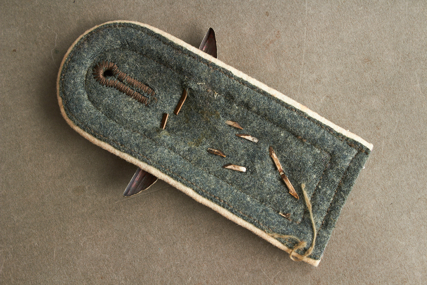 WW2 Tysk Wehrmacht Veteran "Souvenir". Skulderstrop med ørn (hagekors knækket). Original.