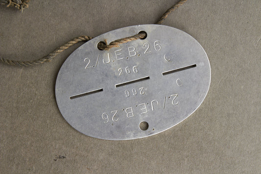 WW2 Tysk Wehrmacht Infanterie Hundetegn / "Dødemandsbrik". Original.