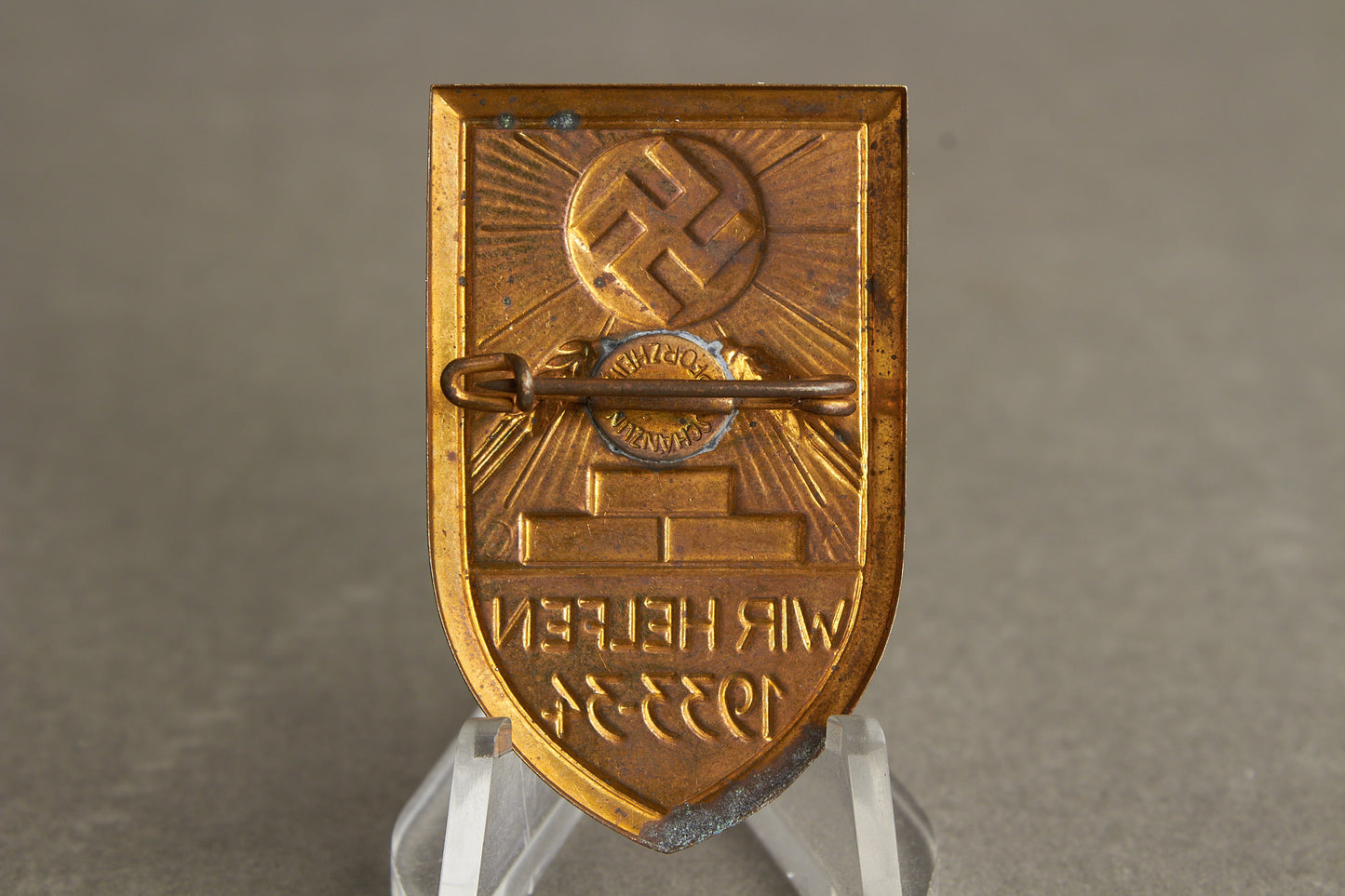 WW2 Tysk Tidlig 1933/34 "Wir Helfen" WHW/NSDAP Tinnie. Sjælden. Original.
