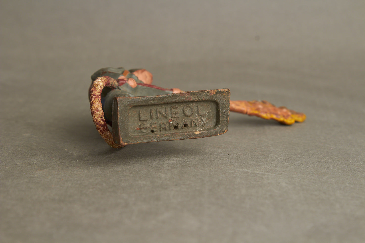 WW2 Tysk Lineol Legetøjssoldat med Flammekaster. Original.
