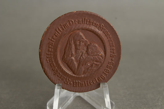 WW2 Tysk "Mutter und Kind" Tinnie i træ. Original.