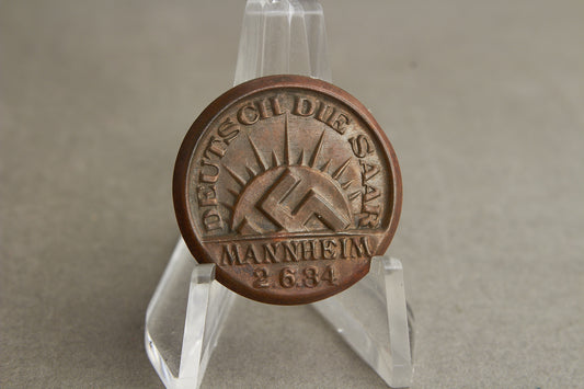 WW2 Tysk Tidlig NSDAP "Deutsch die Saar" Tinnie. Sjælden. Original.