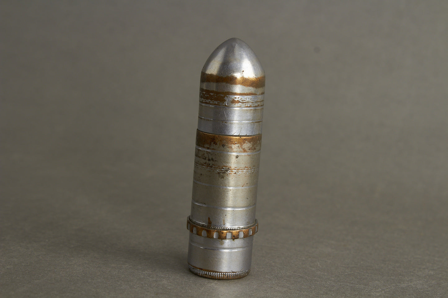 WW1/WW2 Tysk Lighter lavet som "Skyttegravs kunst", i form af en granat. Sjælden. Original.