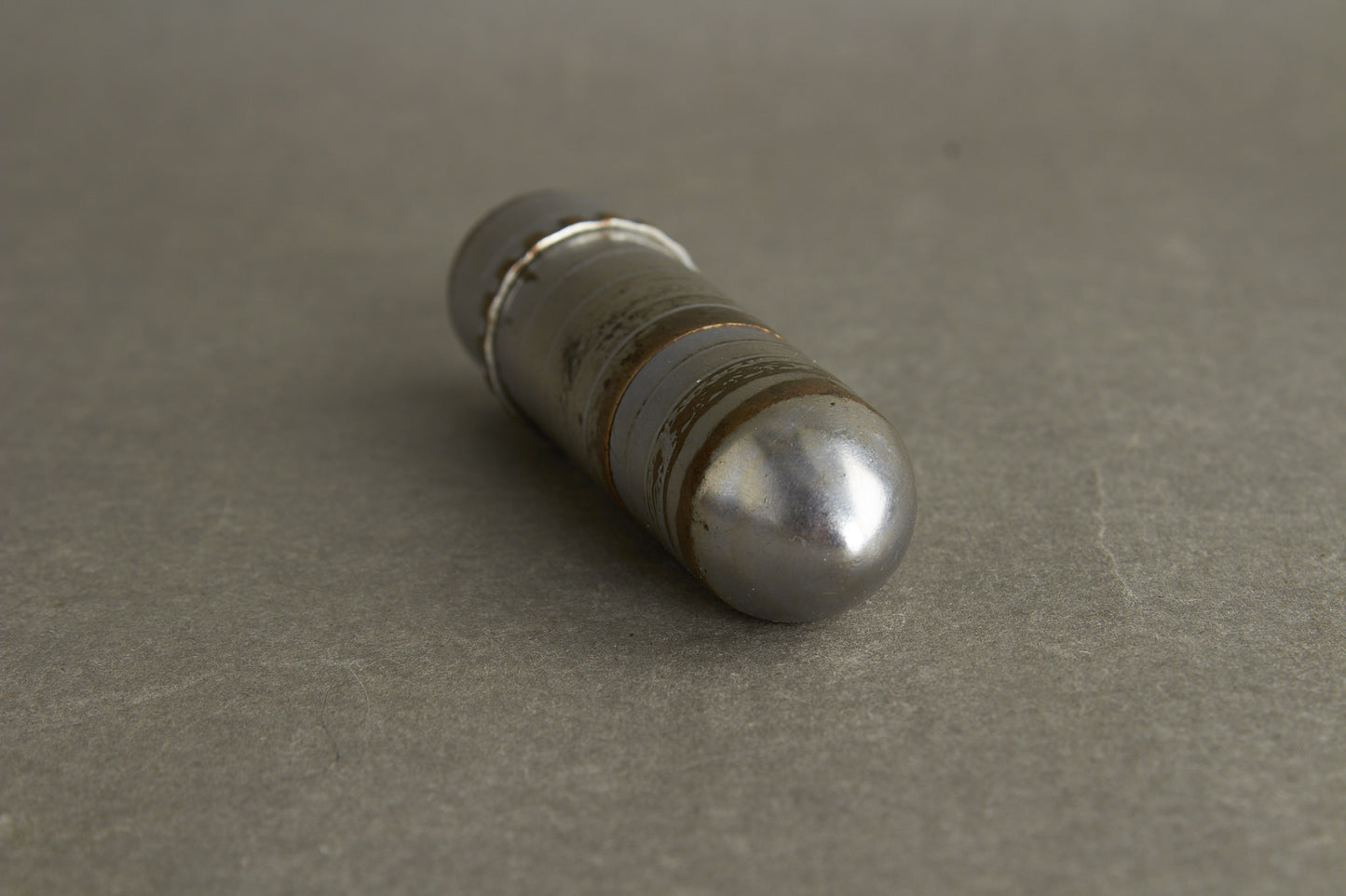 WW1/WW2 Tysk Lighter lavet som "Skyttegravs kunst", i form af en granat. Sjælden. Original.