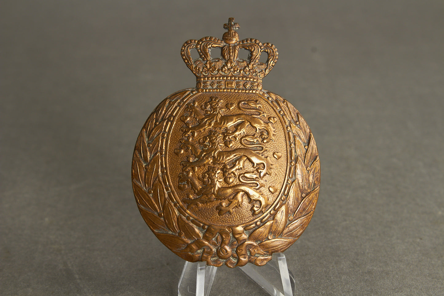 WW2 Dansk Hjelmmærke til M/1939 "Amalienborg hjelm". Original.