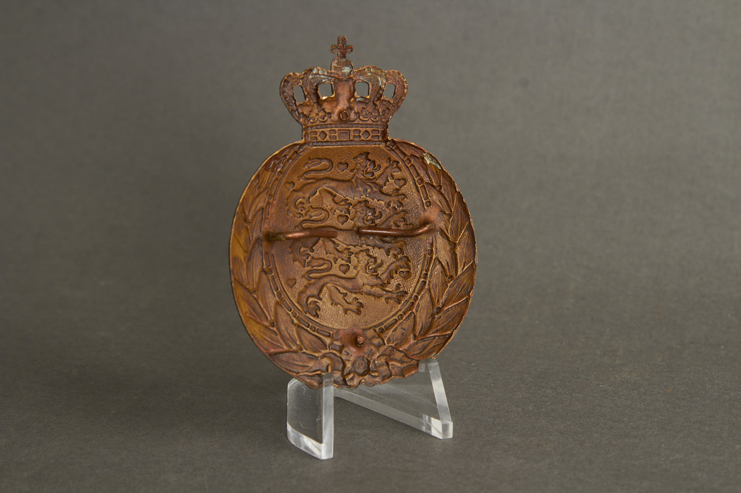 WW2 Dansk Hjelmmærke til M/1939 "Amalienborg hjelm". Original.