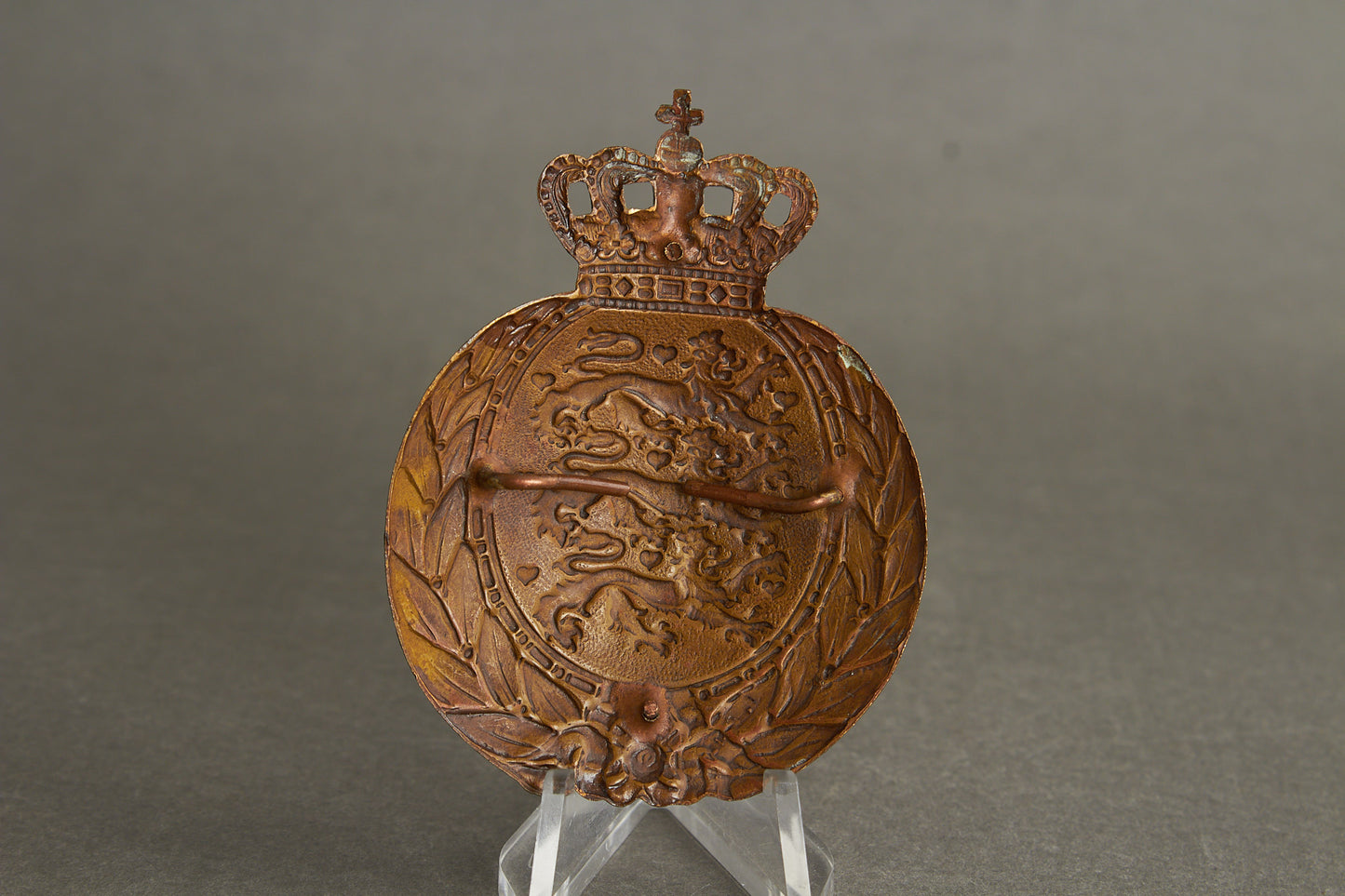 WW2 Dansk Hjelmmærke til M/1939 "Amalienborg hjelm". Original.