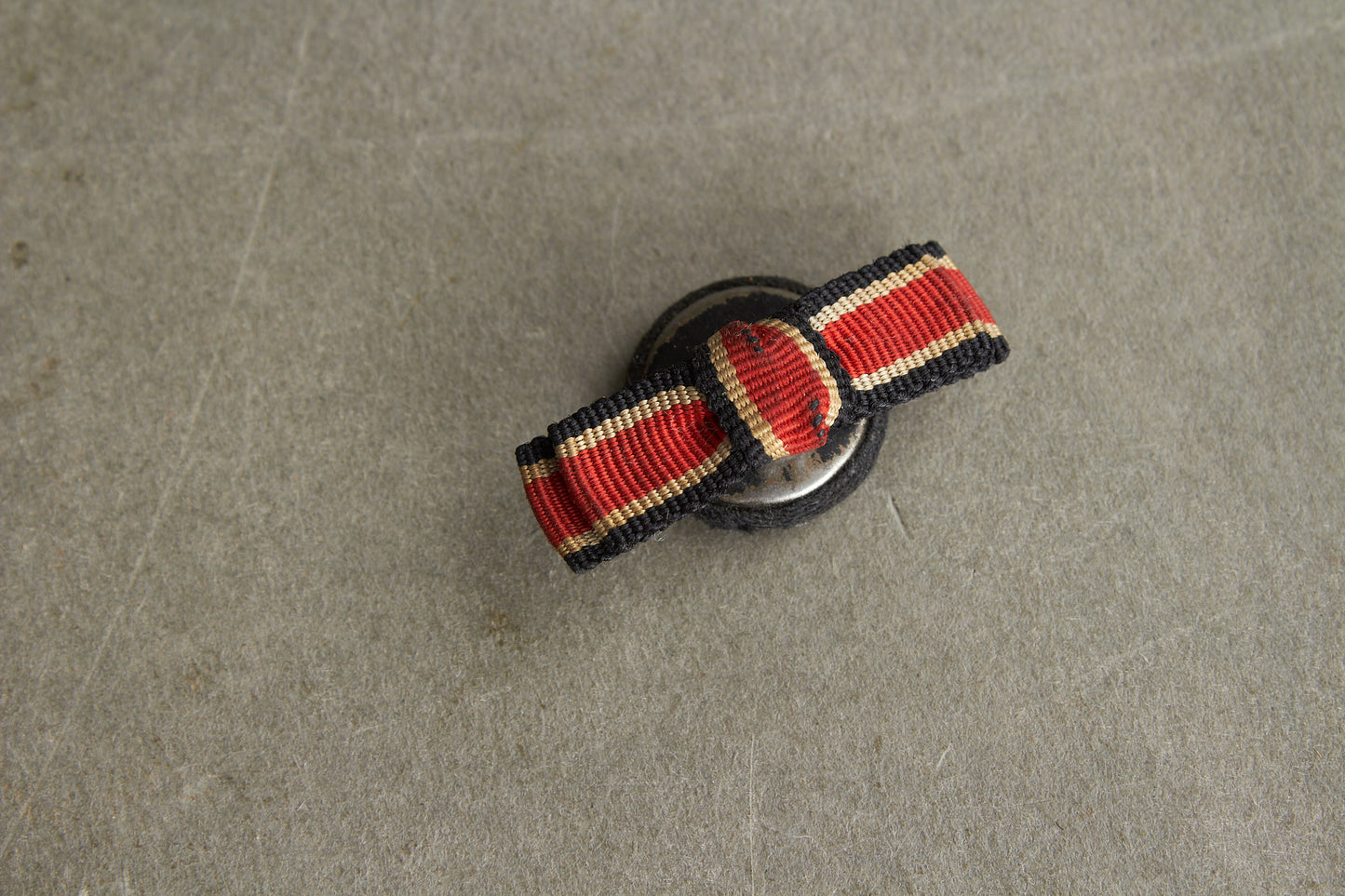 WW2 Tysk Jernkors 2. Klasse Knaphuls Spange. Original.