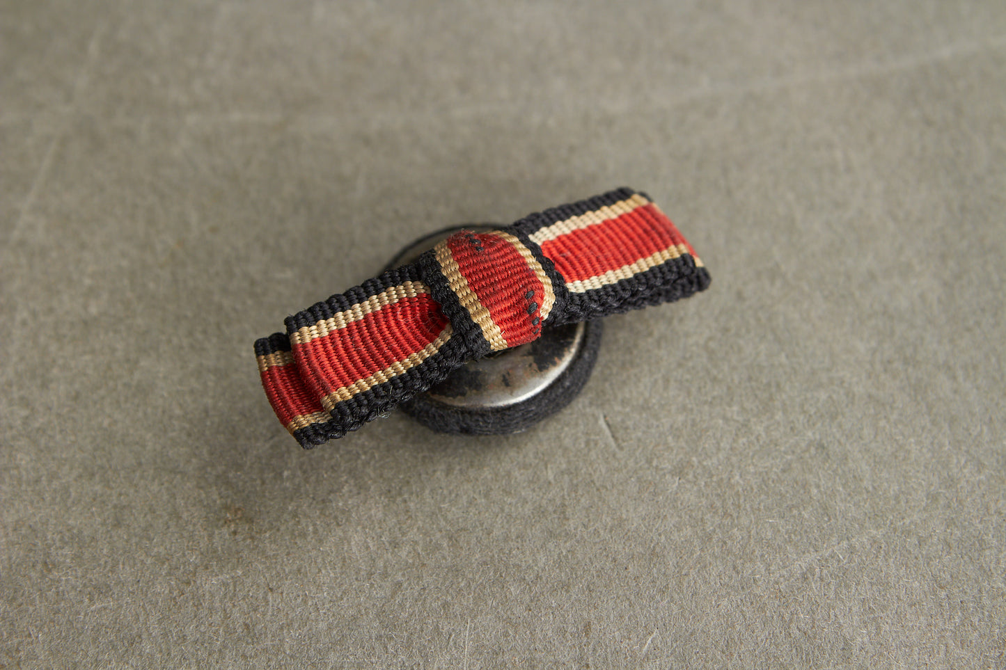 WW2 Tysk Jernkors 2. Klasse Knaphuls Spange. Original.