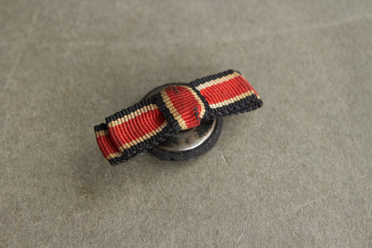 WW2 Tysk Jernkors 2. Klasse Knaphuls Spange. Original.