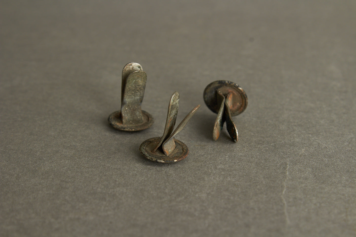 WW2 Tysk Hjelmnitter. 3 stk. Original.