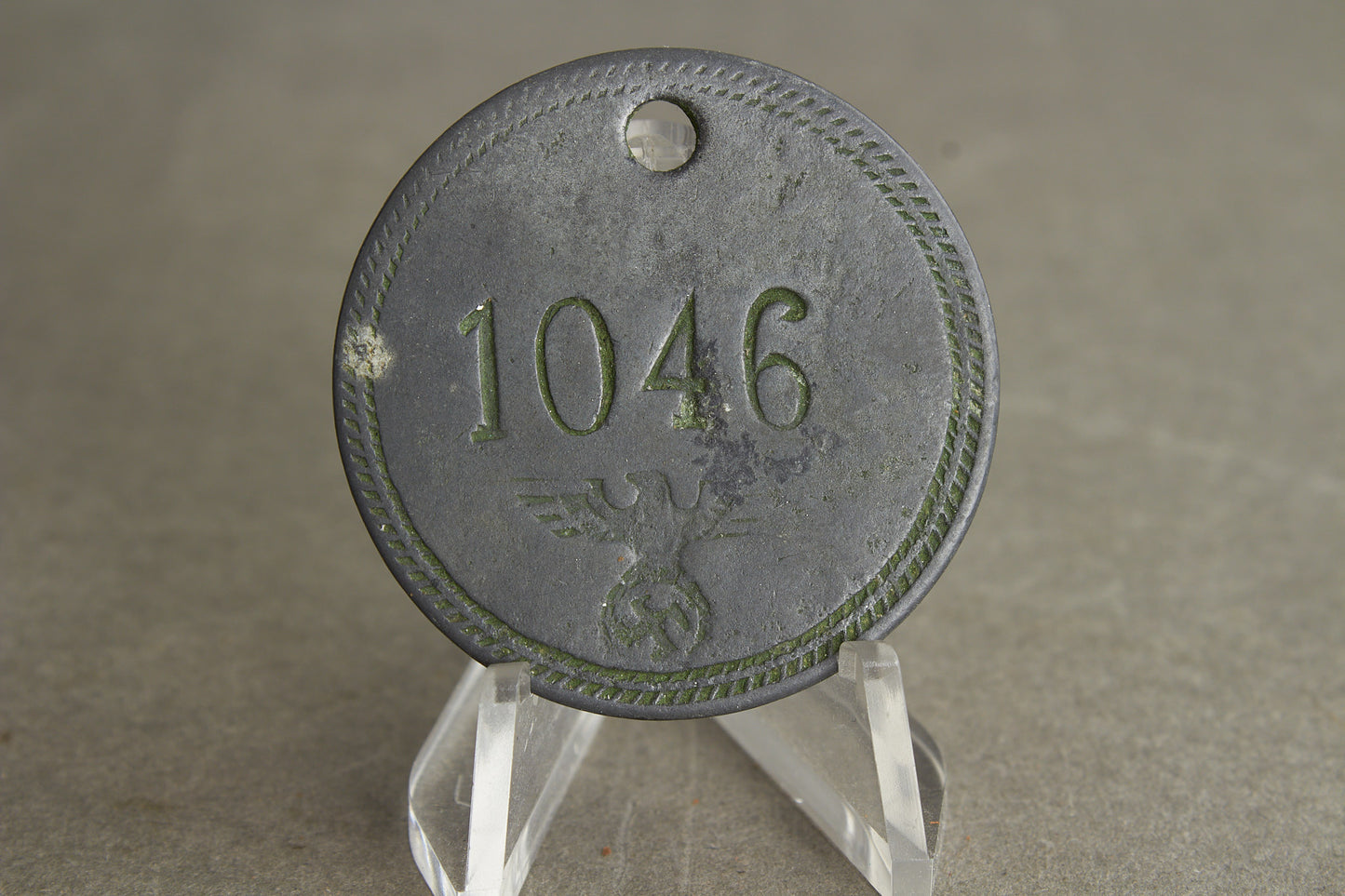 WW2 Tysk/Dansk Medarbejder "Nummertag". Brugt af dansk arbejdskraft for tyskerne. Sjælden. Original.