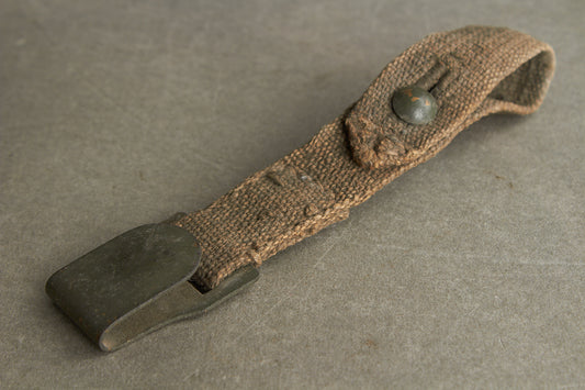 WW2 Tysk Gasmaske Beholder Bæltestrop. Mangler ofte på beholderne. Original.