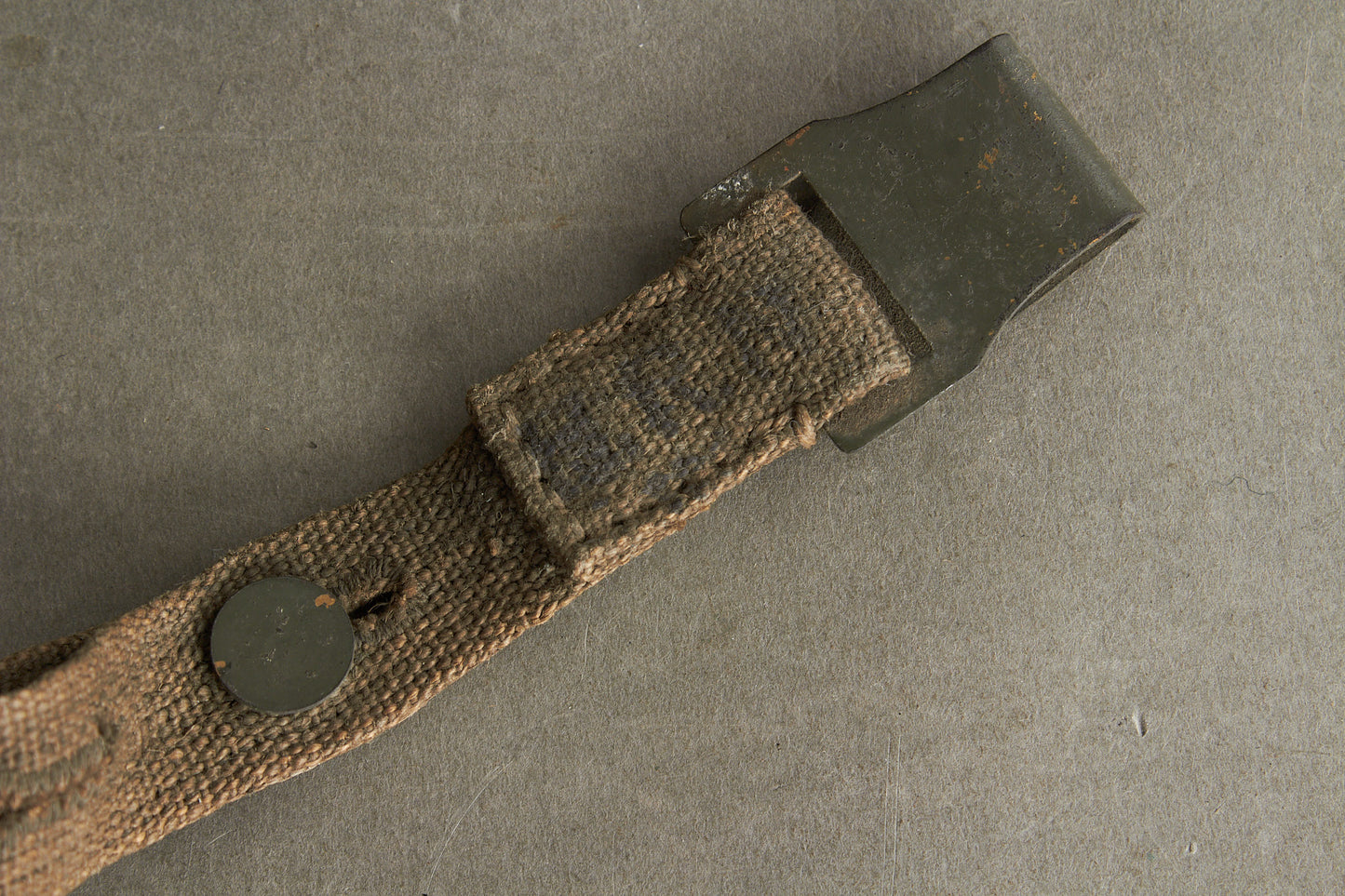 WW2 Tysk Gasmaske Beholder Bæltestrop. Mangler ofte på beholderne. Original.