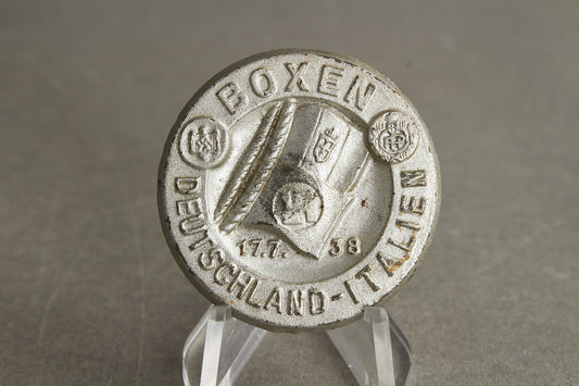 WW2 Tysk/Italiensk Boksning Tinnie fra 1938. Sjælden. Mangler nål. Original.
