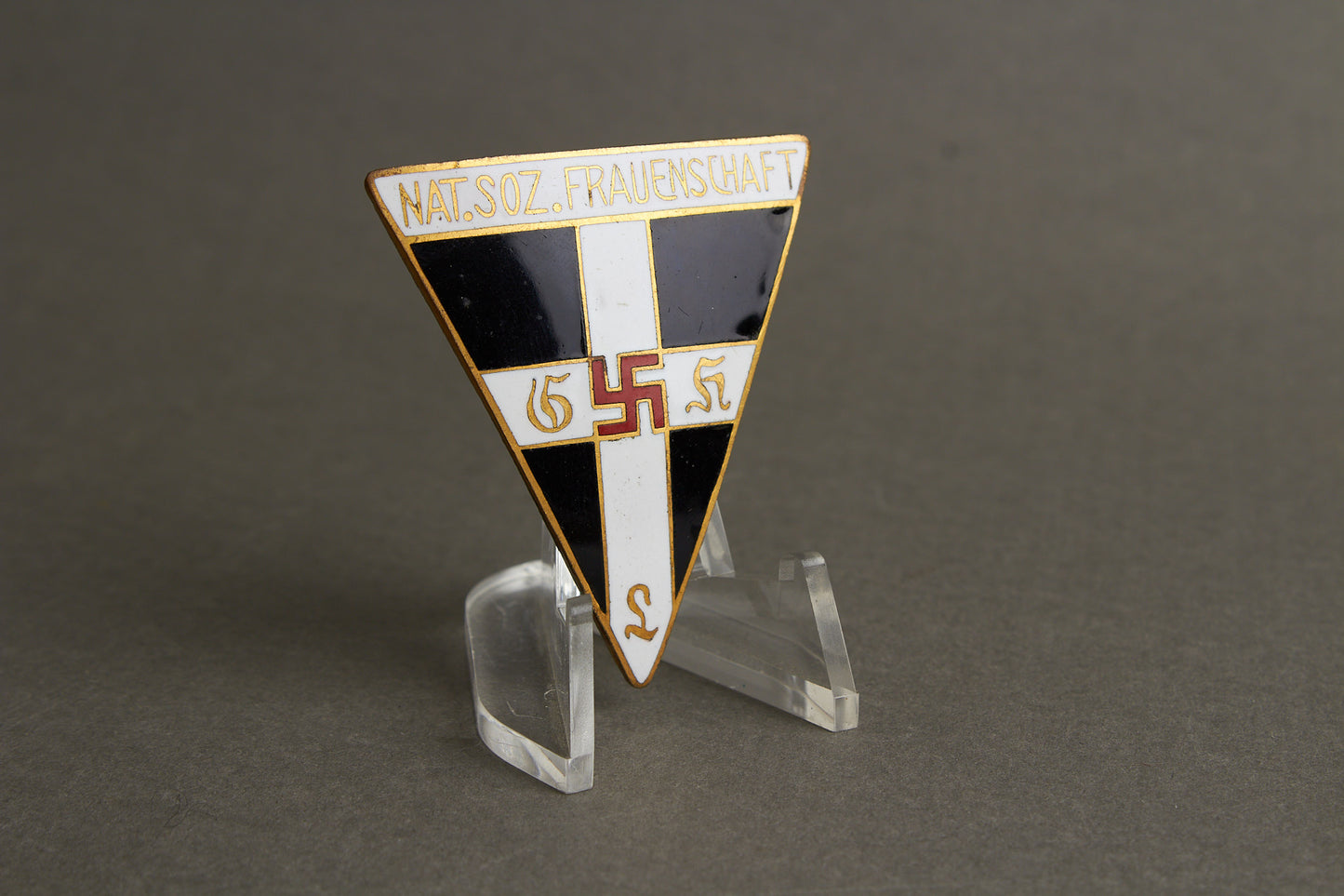 WW2 Tysk "Frauenschaft" Medlemsmærke. Stor og guldfarvet. Ses ikke tit. Original.