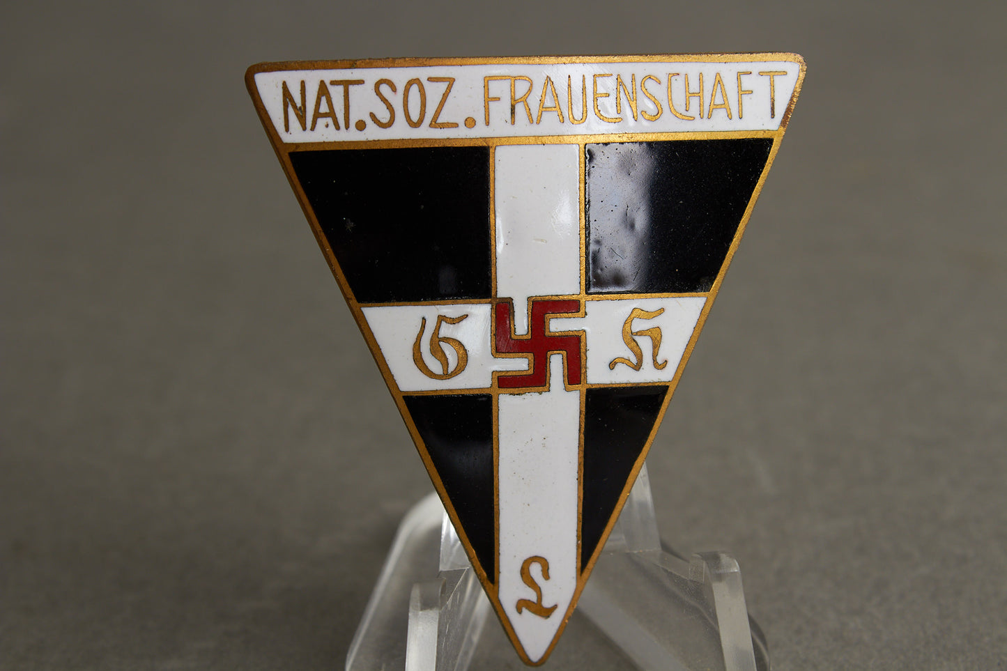 WW2 Tysk "Frauenschaft" Medlemsmærke. Stor og guldfarvet. Ses ikke tit. Original.