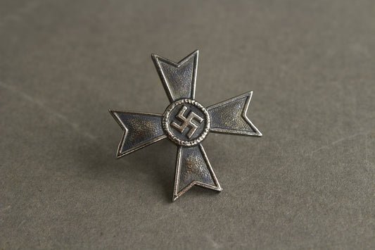 WW2 Tysk Kriegsverdienstkreuz 1. Klasse uden sværd "Halb-miniatur". Kopi.