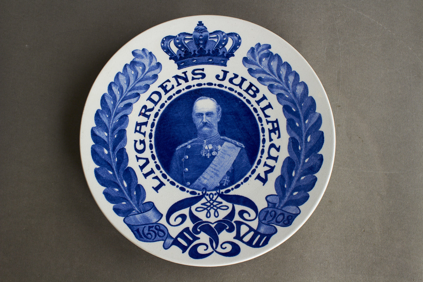 Dansk Aluminia "Livgardens Jubilæum" Platte fra 1908. Ingen fejl/skår. Original.
