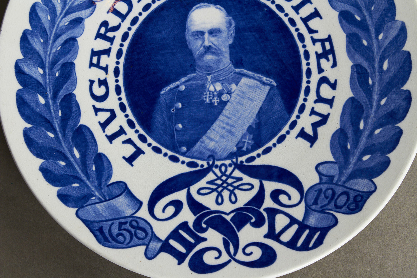 Dansk Aluminia "Livgardens Jubilæum" Platte fra 1908. Ingen fejl/skår. Original.