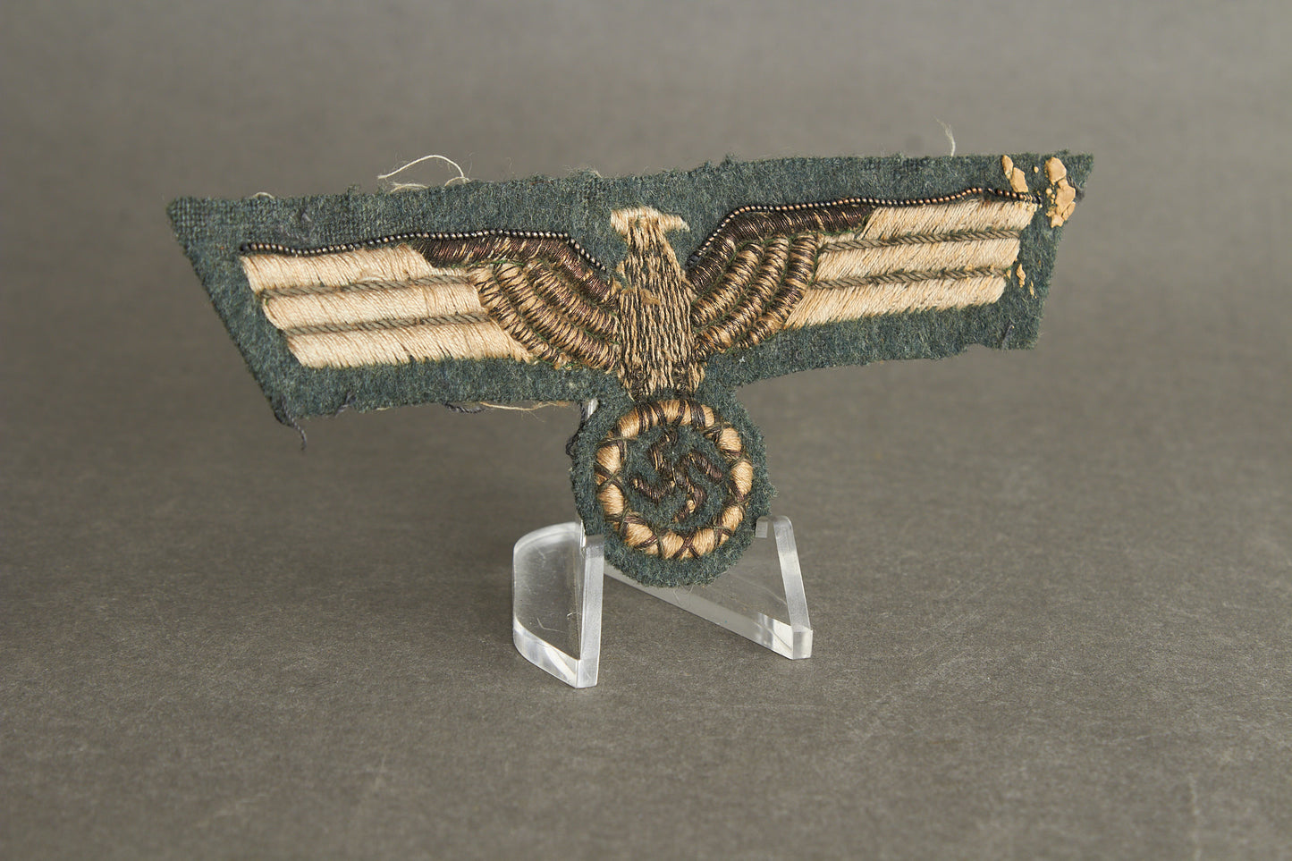 WW2 Tysk Tidlig "Håndstukken" Wehrmacht brystørn. Har været påsyet uniform. Original.