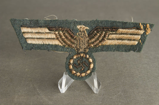 WW2 Tysk Tidlig "Håndstukken" Wehrmacht brystørn. Har været påsyet uniform. Original.