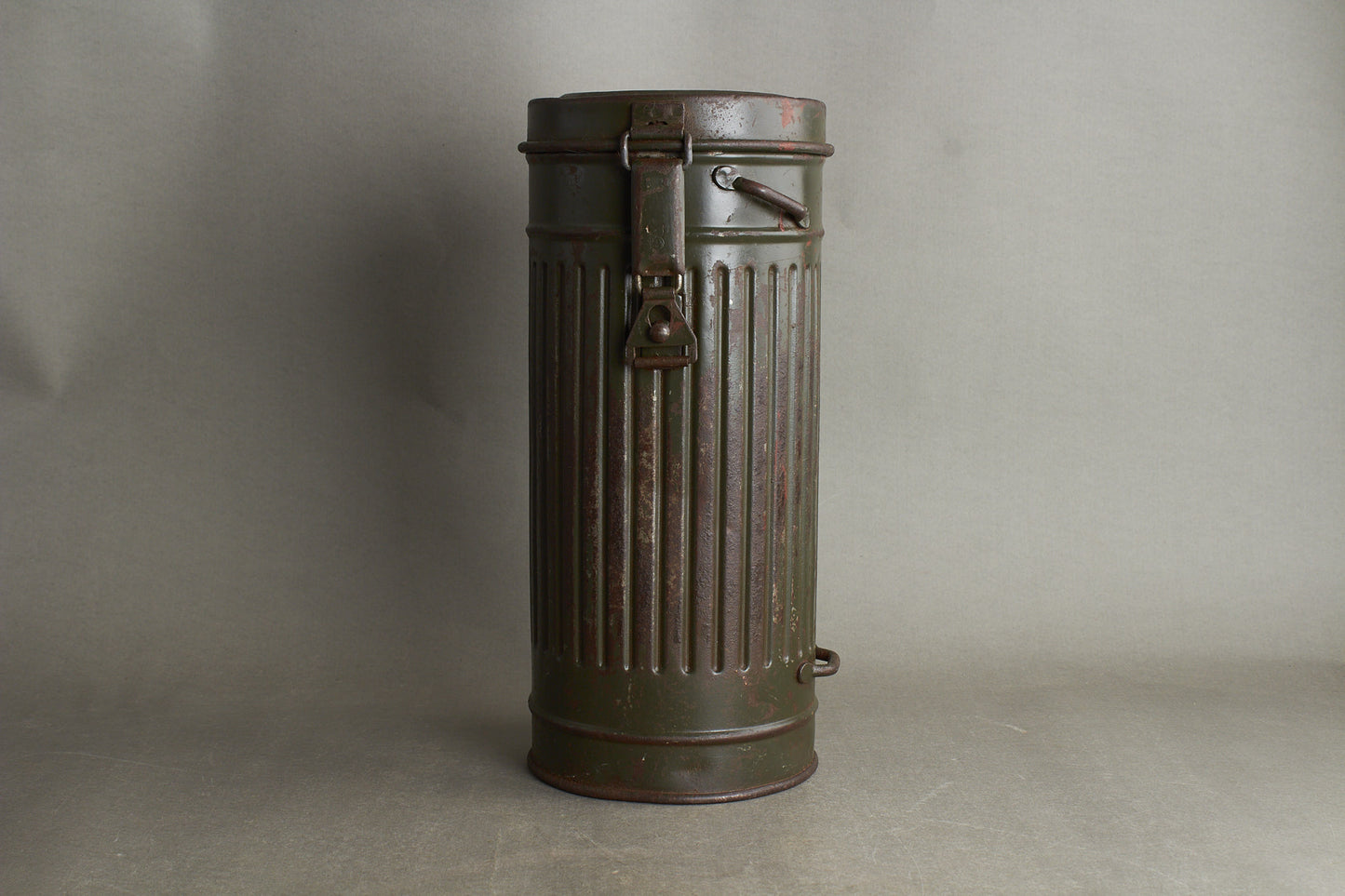 WW2 Tysk Gasmaske i beholder. Original.