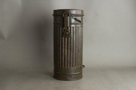 WW2 Tysk Gasmaske i beholder. Original.