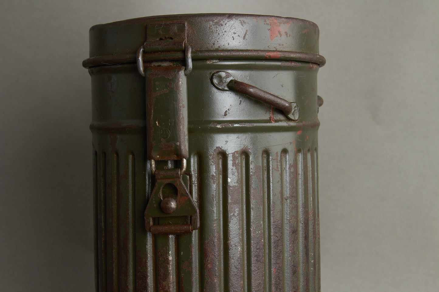 WW2 Tysk Gasmaske i beholder. Original.