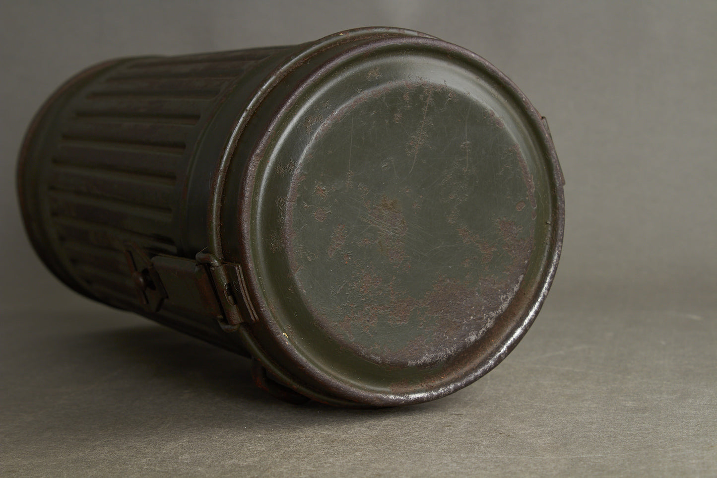 WW2 Tysk Gasmaske i beholder. Original.