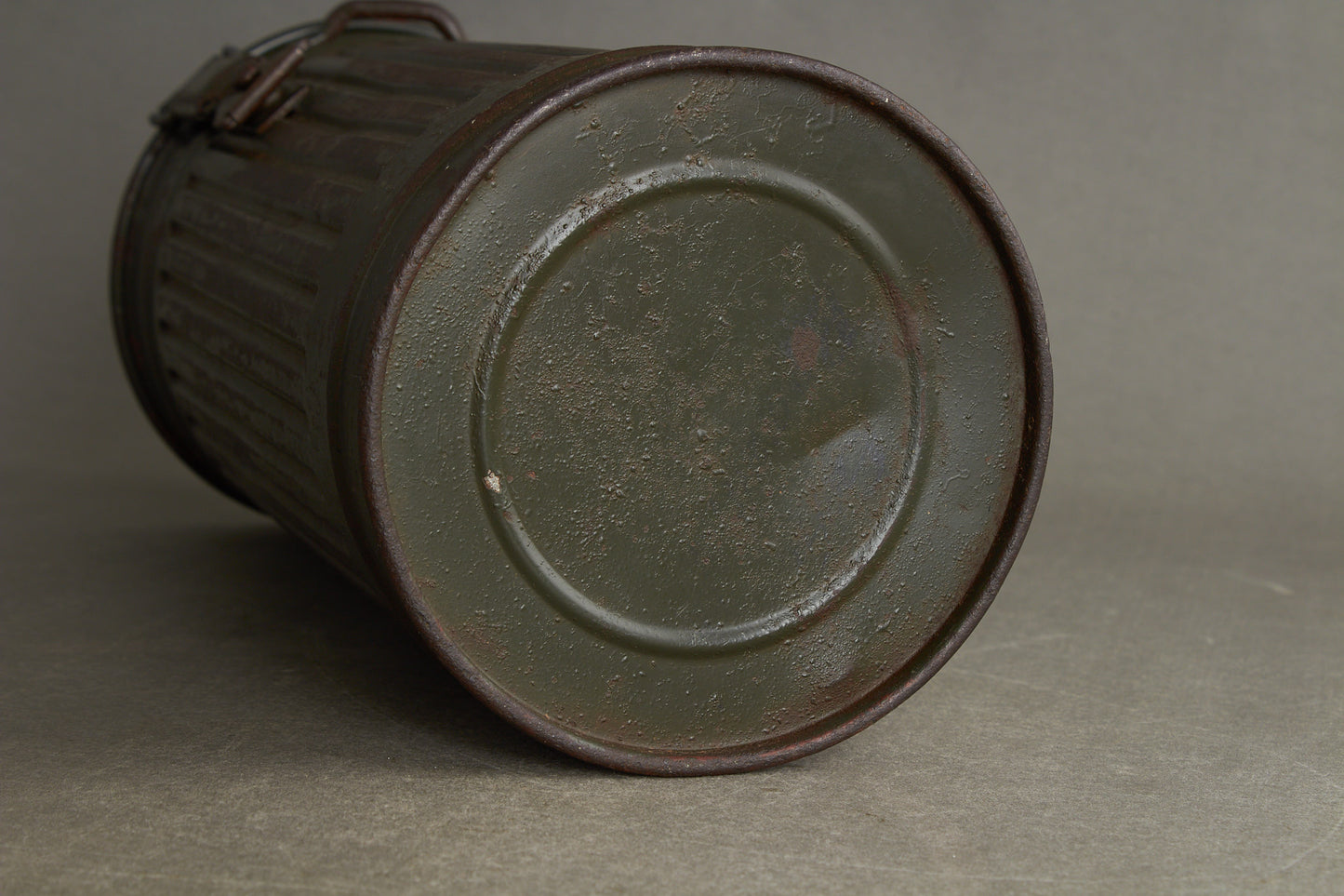 WW2 Tysk Gasmaske i beholder. Original.